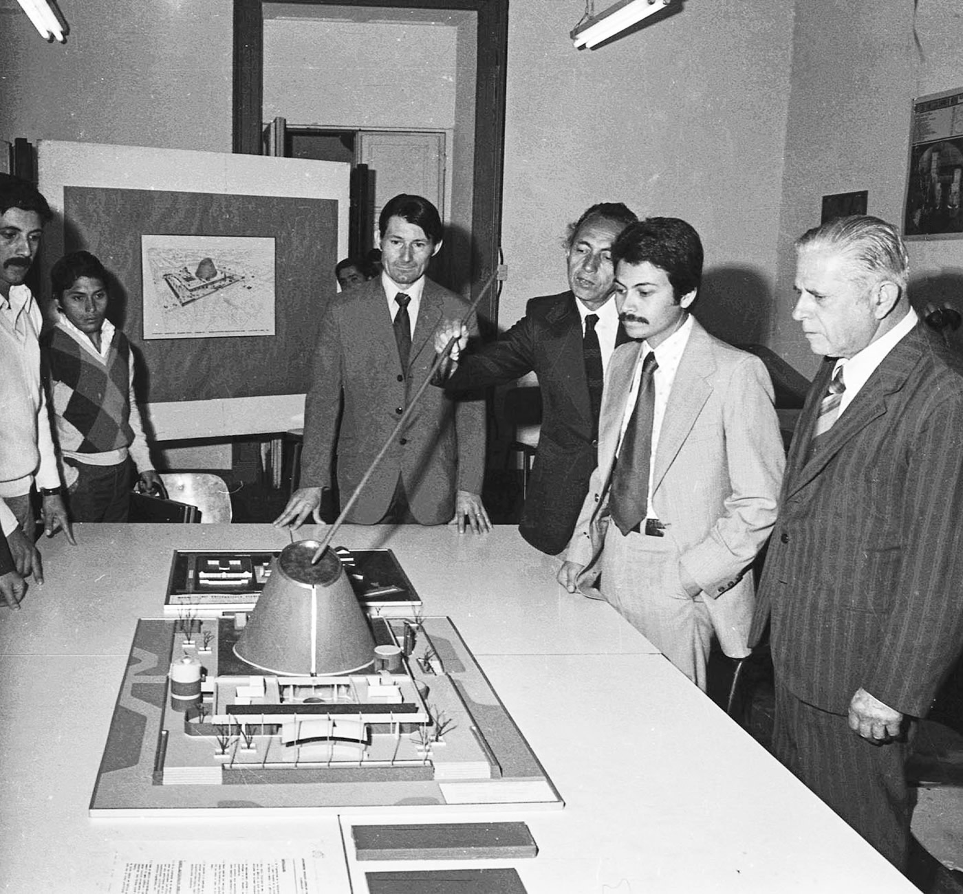 Oscar Mac-Clure presenta maqueta de Planetario